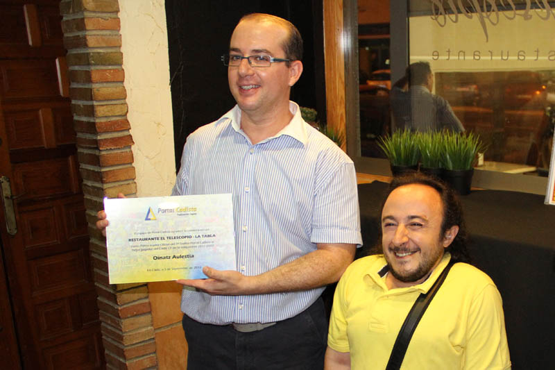 Rafael Grimaldi, gerente de El Telescopio - La Tabla, recogió una placa de agradecimiento de manos de Miguel Ángel Vallecillo
