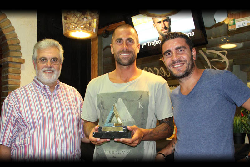 Aulestia, con el 7º Trofeo Portal Cadista. Acompañado de Florentino Manzano y Enrique Ortiz (Foto: Trekant Media)