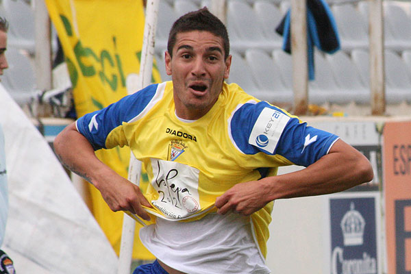 Borja Rubiato celebra un gol con el Cádiz CF / Trekant Media