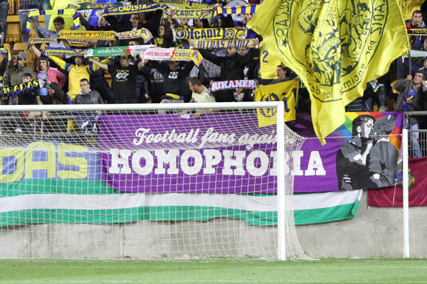Pancarta contra la homofobia en el estadio Ramón de Carranza / Trekant Media