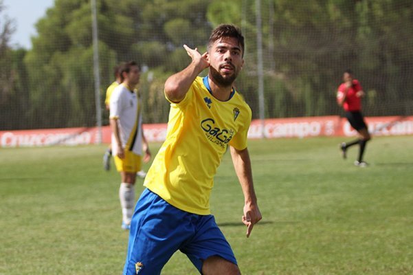 Riki celebra un gol con el Cádiz CF B / Trekant Media
