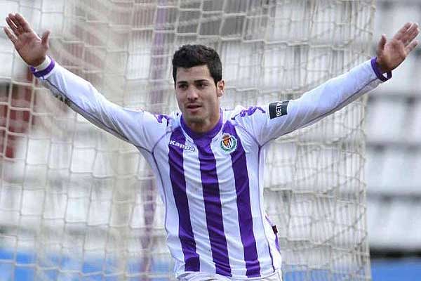 Javi Guerra celebra un gol con el Real Valladolid