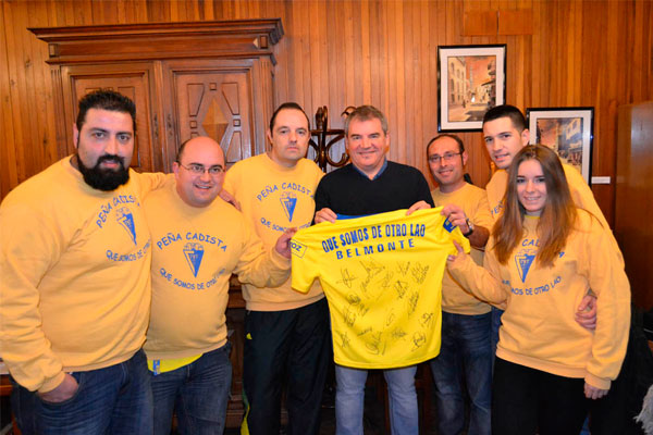 Manuel Vizcaíno entrega una camiseta a la Peña Cadista de Belmonte / cadizcf.com