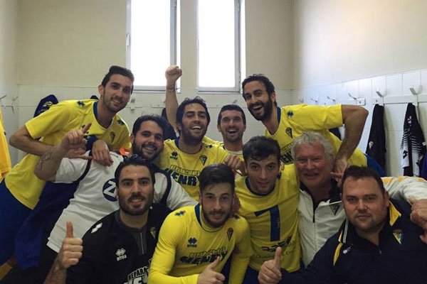 El Cádiz CF Virgili celebra la victoria en Puertollano