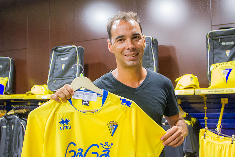 Jorge Cordero posa con una camiseta del Cádiz CF / Trekant Media