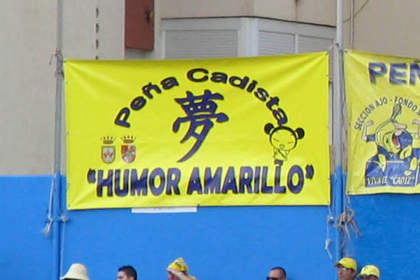 Pancarta de la Peña Cadista Humor Amarillo en el Ramón de Carranza / Trekant Media