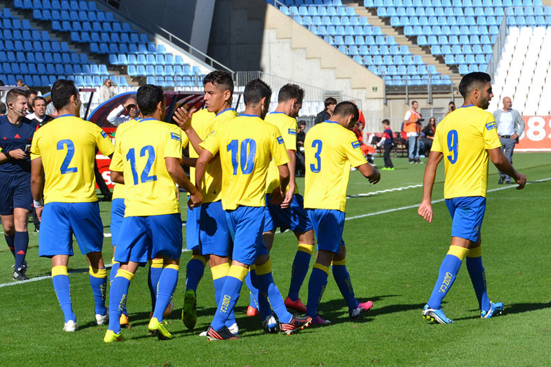 Los jugadores celebran el gol de Airam Cabrera en Almería / cadizcf.com
