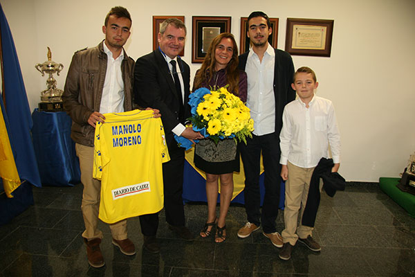 Manuel Vizcaíno entrega un ramo de flores a la familia de Manuel Moreno / A.J. Candón