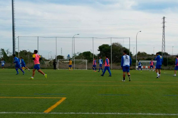 El Cádiz CF entrenando sobre el césped del campo de fútbol de la UCA / Trekant Media