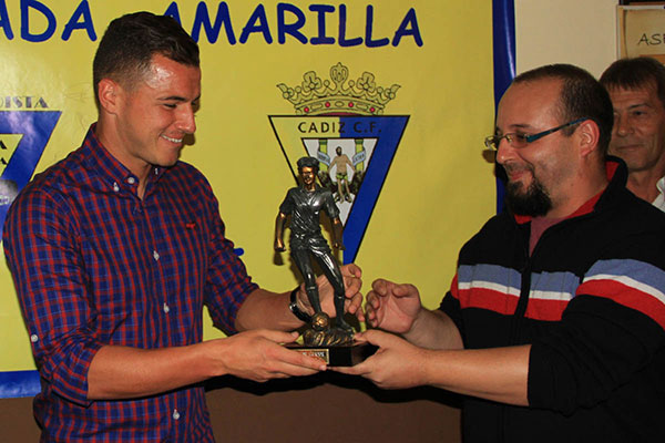 Jesús Suero entrega a Airam Cabrera el Trofeo de Aguada Amarilla al mejor jugador 2013-2014 / Trekant Media