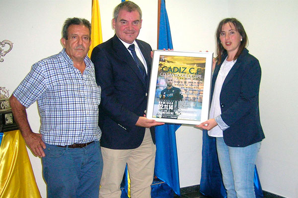 La Alcaldesa de Algar, María José Villagrán, con el presidente del Cádiz CF / cadizcf.com