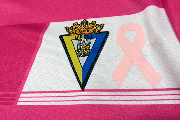 La camiseta lucirá un lazo rosa a la derecha del escudo del Cádiz CF / Trekant Media