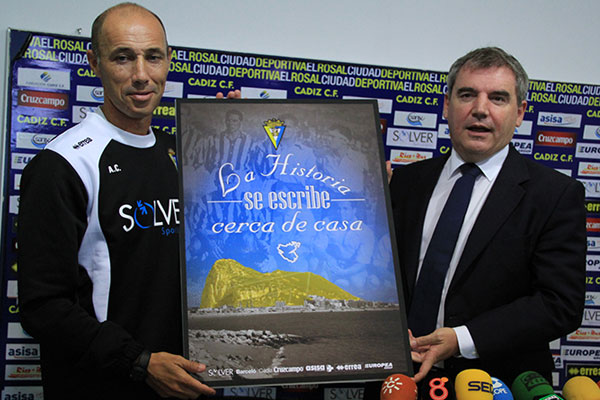 Antonio Calderón y Manuel Vizcaíno posan con el cartel de la RB Linense - Cádiz CF / Trekant Media