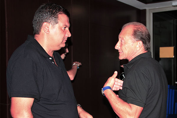 Fernando Arévalo y José María Pavón conversan en el estadio Ramón de Carranza / Trekant Media
