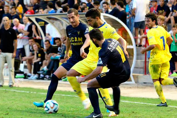 Jona pugna un balón ante el UCAM Murcia CF / UCAM Murcia CF