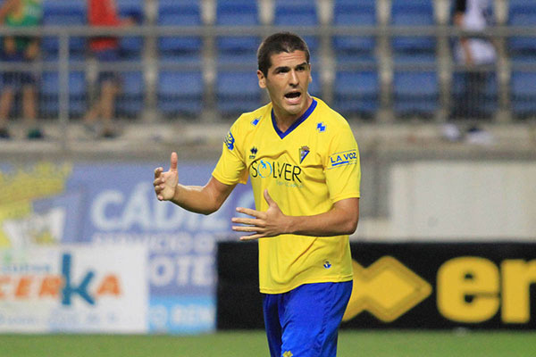 Jon Ander Garrido anima a sus compañeros en el campo / Trekant Media