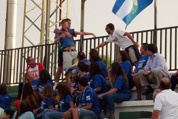 Momentos de tensión entre un empleado del Sanluqueño y el aficionado xerecista que retiró la bandera del Cádiz CF / Raúl J. Bustillo