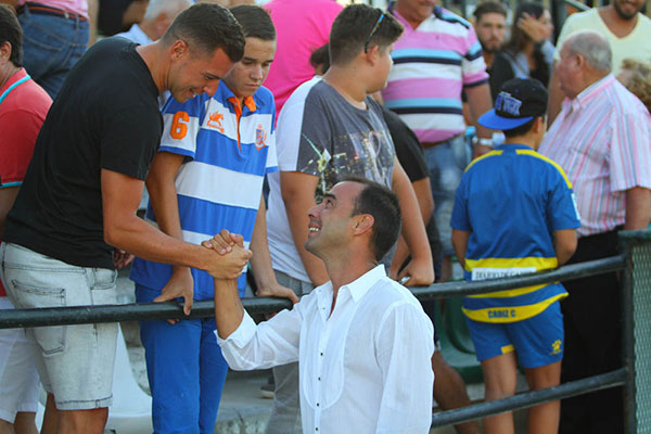 Airam Cabrera y Jorge Cordero se saludan en el estadio El Palmar / Trekant Media