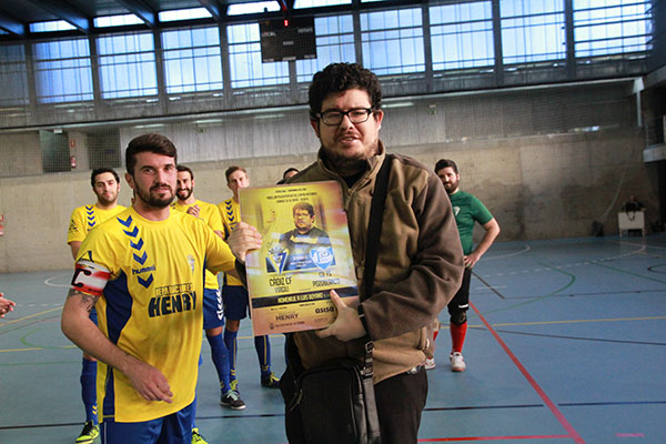 Luis Boyano recibe el cartel de manos del capitán, Antonio Fernández / Trekant Media