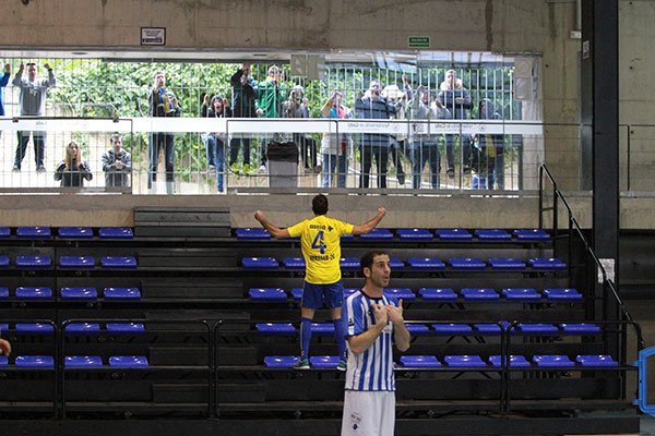 Juan Alberto celebra el gol con los aficionados de fuera del pabellón / Trekant Media