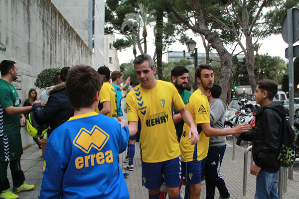 Jugadores del Cádiz CF Virgili saludan a la afición al terminar el partido / Trekant Media