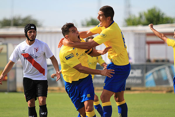 Garrido y Josete celebran juntos un gol con el Cádiz CF / Trekant Media