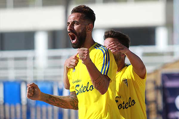Javi Torres celebra un gol con el Cádiz CF Sotelo / Trekant Media