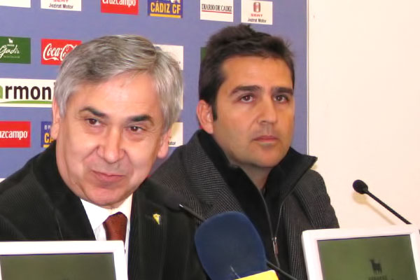 Alberto Benito, en su etapa como director deportivo del Cádiz CF con Antonio Muñoz / Trekant Media