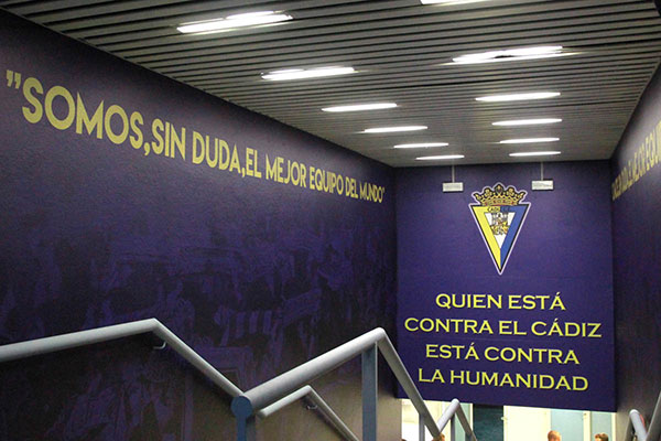 Frases motivantes en el túnel de vestuarios del Cádiz CF / Trekant Media