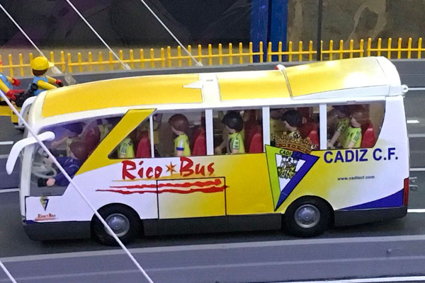 Autobús del Cádiz CF de Playmobil en la Expo Click Chiclana 2016 / Twitter @kaskarria