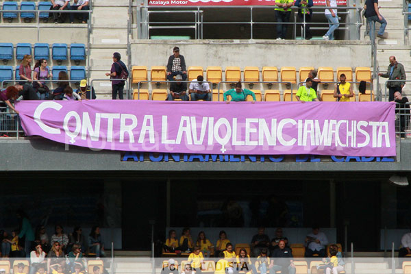Pancarta contra la violencia machista en el estadio Ramón de Carranza / Trekant Media