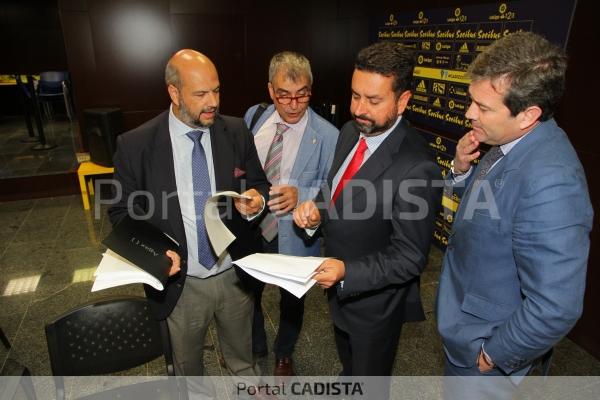 El abogado de Sinergy conversa con el secretario y el consejero del Cádiz CF / Trekant Media