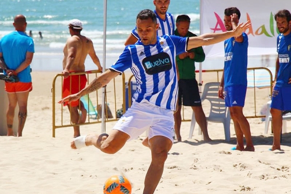 Dani Cifuentes, con el Fútbol Playa Recreativo de Huelva