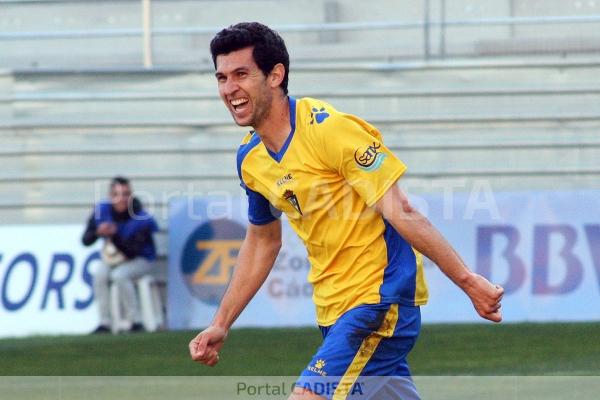Juanjo Serrano celebra un gol con el Cádiz CF / Trekant Media