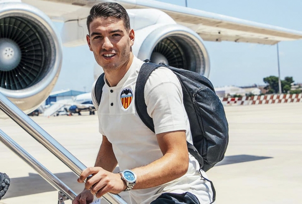 Manu Vallejo sube al avión con el Valencia CF / valenciacf.com