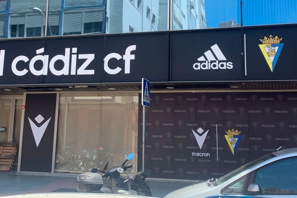Tienda del Cádiz CF con Macron / Cedida
