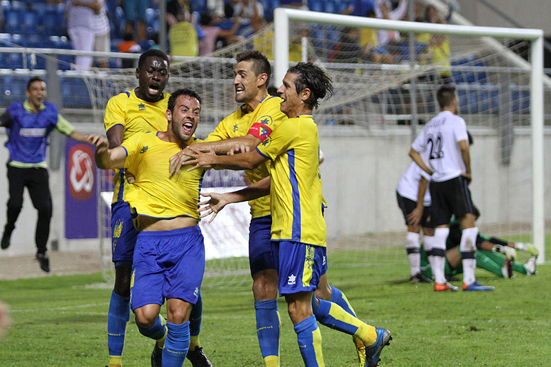 ¡Extasis! Los jugadores intentan abrazar a Adrián Gallardo tras marcar el tercer gol (Foto: Trekant Media)