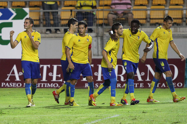 Villar y el resto del equipo celebrando un gol (Foto: Trekant Media)