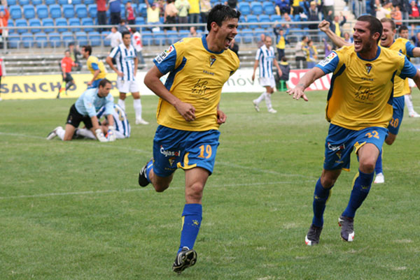 Víctor Ormazábal celebra un gol con el Cádiz CF / Trekant Media