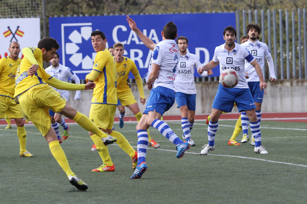 Villar disparando para marcar el 0-2 (Foto: Trekant Media)