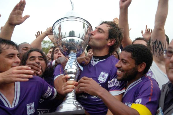 Andrés Fleurquin besa la copa de Campeón del Torneo Clausura de Defensor Sporting / eldiario.com.uy