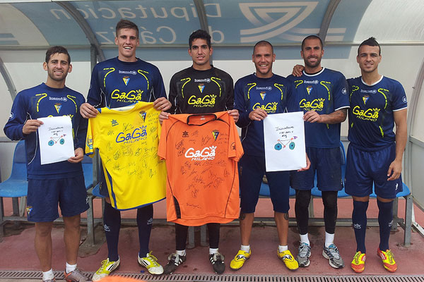 Los jugadores del Cádiz CF posan con los regalos para la iniciativa 100x1 (Foto: Cádiz CF)
