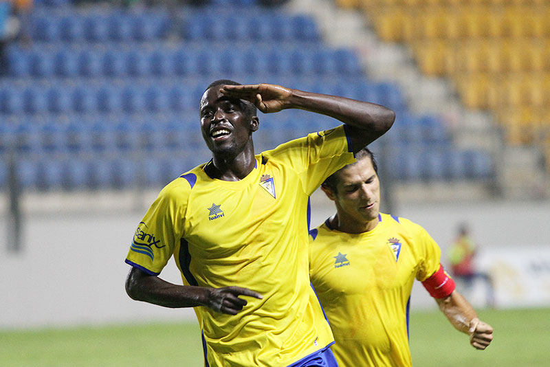 Fall celebra el gol que daba el empate al Cádiz contra la Real Balompédica Linense (Foto: Trekant Media)