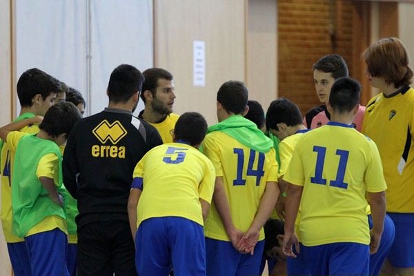 Ignacio Cano da instrucciones a sus jugadores del equipo cadete del Cádiz CF Virgili / Trekant Media