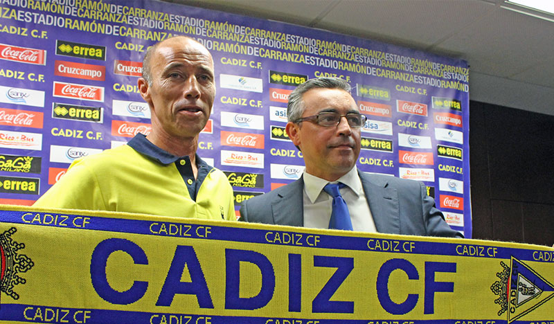 Antonio Calderón y Luis Sánchez Grimaldi posan con la bufanda del Cádiz CF / Trekant Media