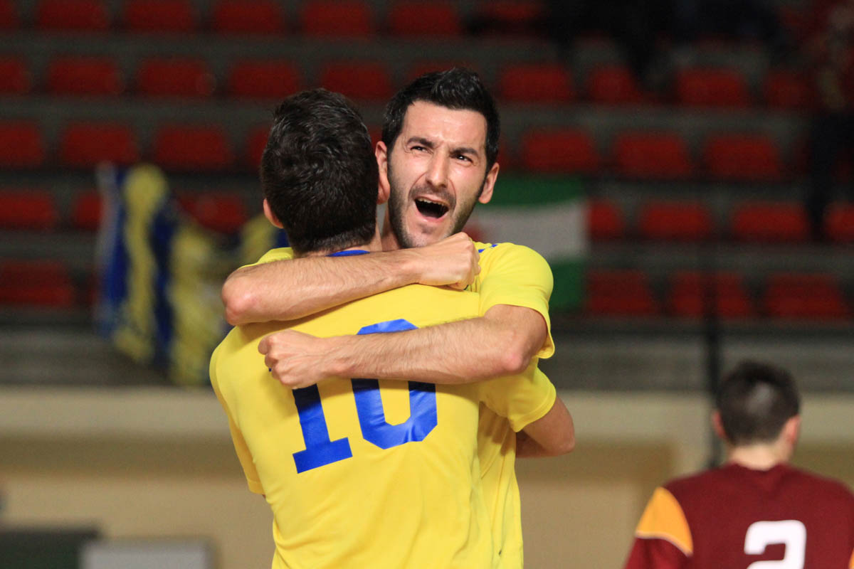 Borja abraza a Mario tras su gol / Trekant Media