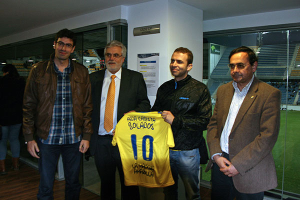 Florentino Manzano le entrega una camiseta a la Peña Cadista 'La Mancha Amarilla' / Gina González - FPC