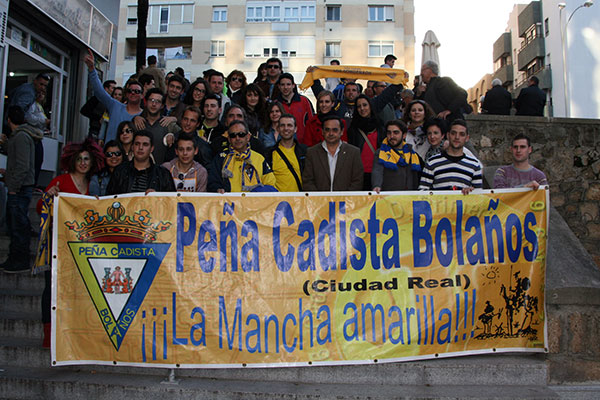Miembros de la Peña 'La Mancha Amarilla' antes de entrar al Ramón de Carranza / Gina González - FPC