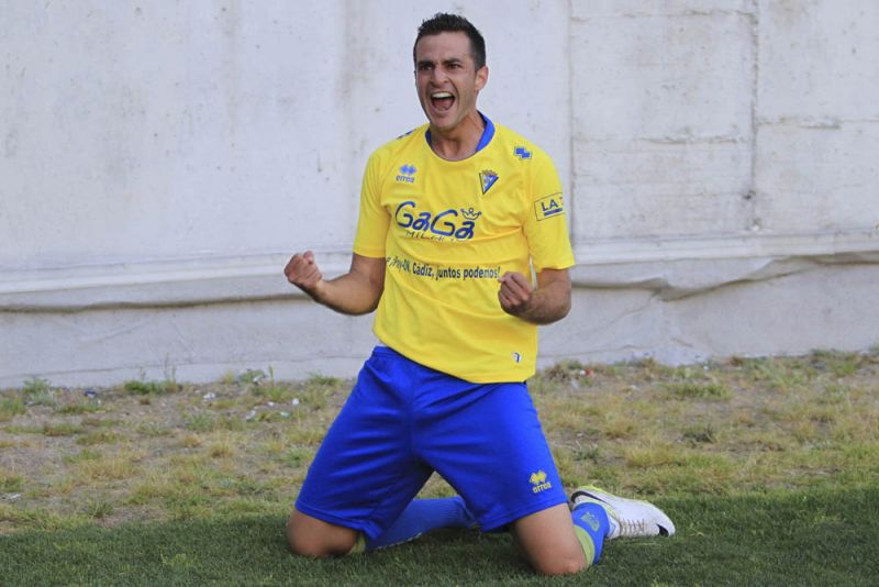 Juan Villar celebra un gol contra La Roda CF en el Ramón de Carranza / Trekant Media