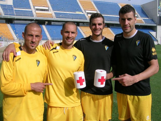 La Fundación Cádiz CF colabora con Cruz Roja en el Día de la Banderita / cadizcf.com